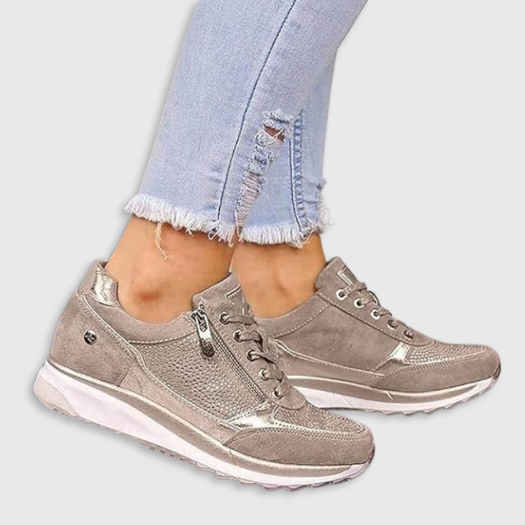 Women's low-top zip-up trainers with laces, perforated panels and textured white soles