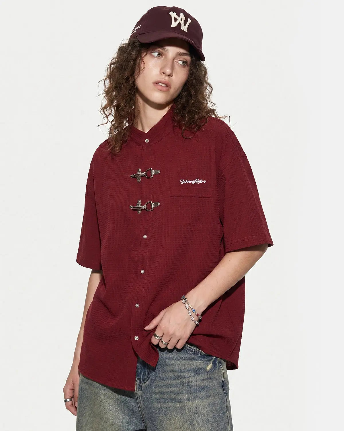 Men's short-sleeve waffle shirt with mandarin collar and metal clasp details