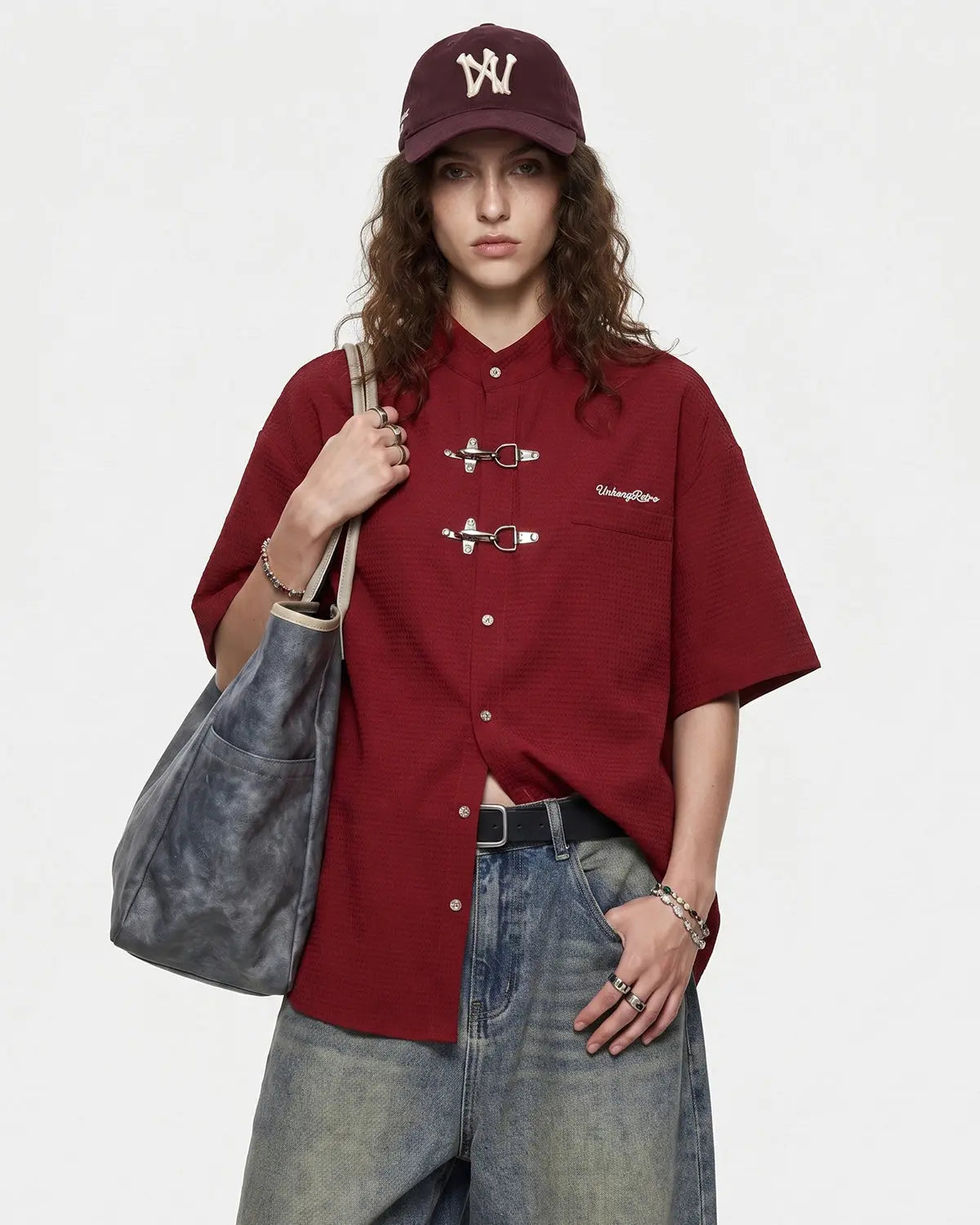 Men's short-sleeve waffle shirt with mandarin collar and metal clasp details