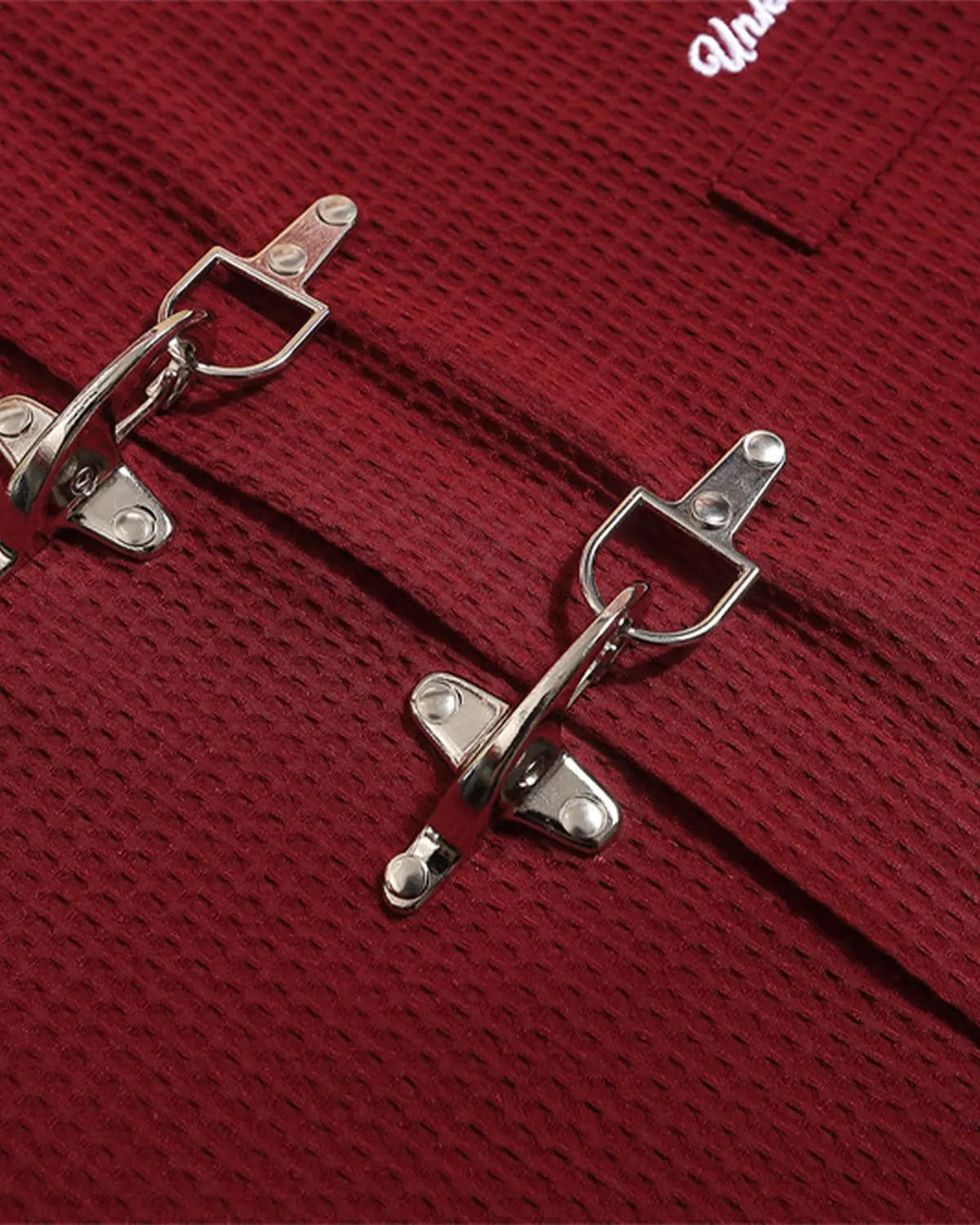 Men's short-sleeve waffle shirt with mandarin collar and metal clasp details