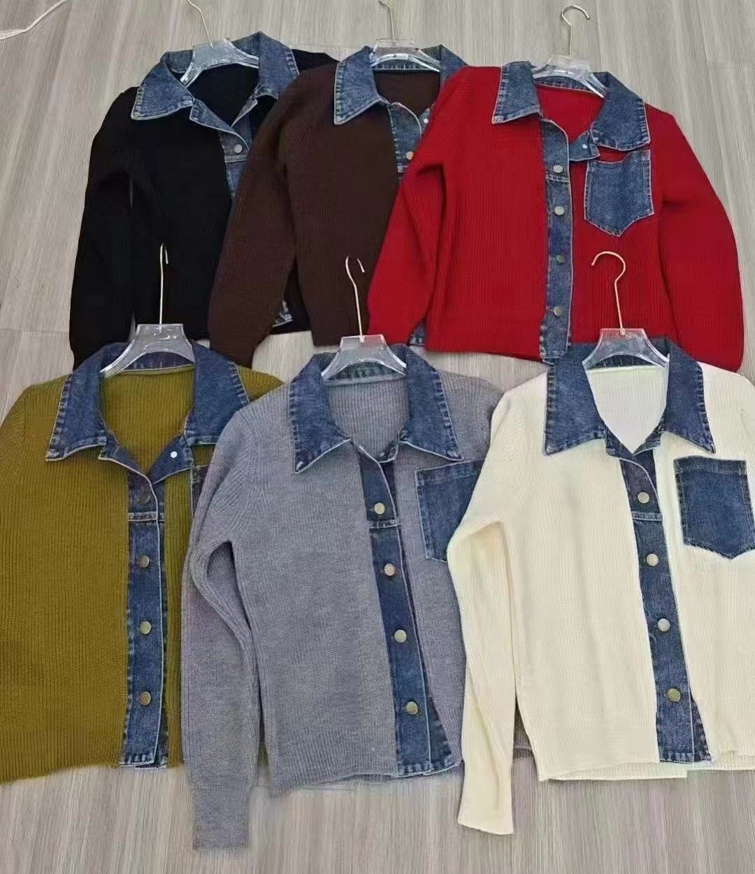 Women's ribbed knit cardigan with denim-effect collar, button placket and chest pocket