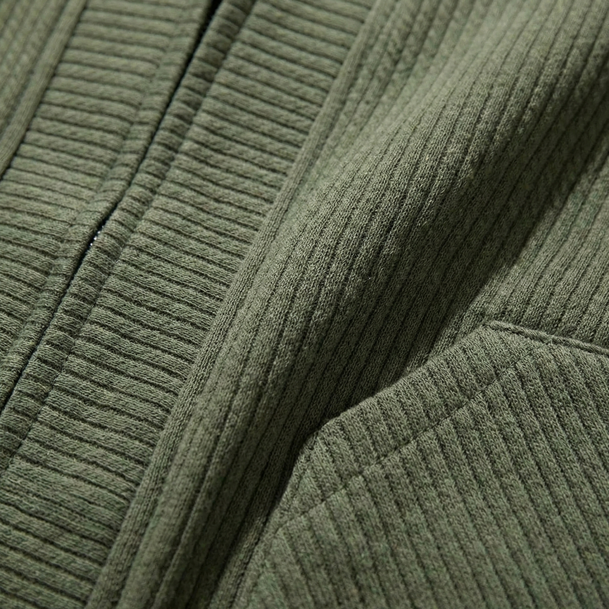Women's oversized ribbed cardigan jacket with zip front and patch pockets