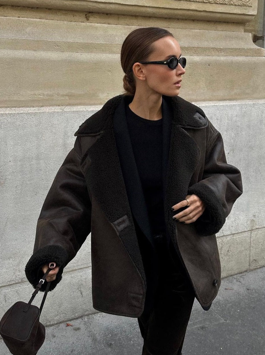 Women's oversized jacket with wide shearling-style collar, long sleeves and front buttons