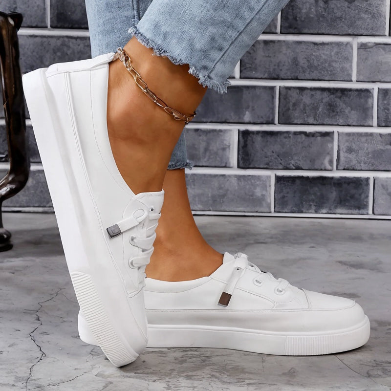 Women's plain low-top lace-up trainers with round toes and flat ridged soles