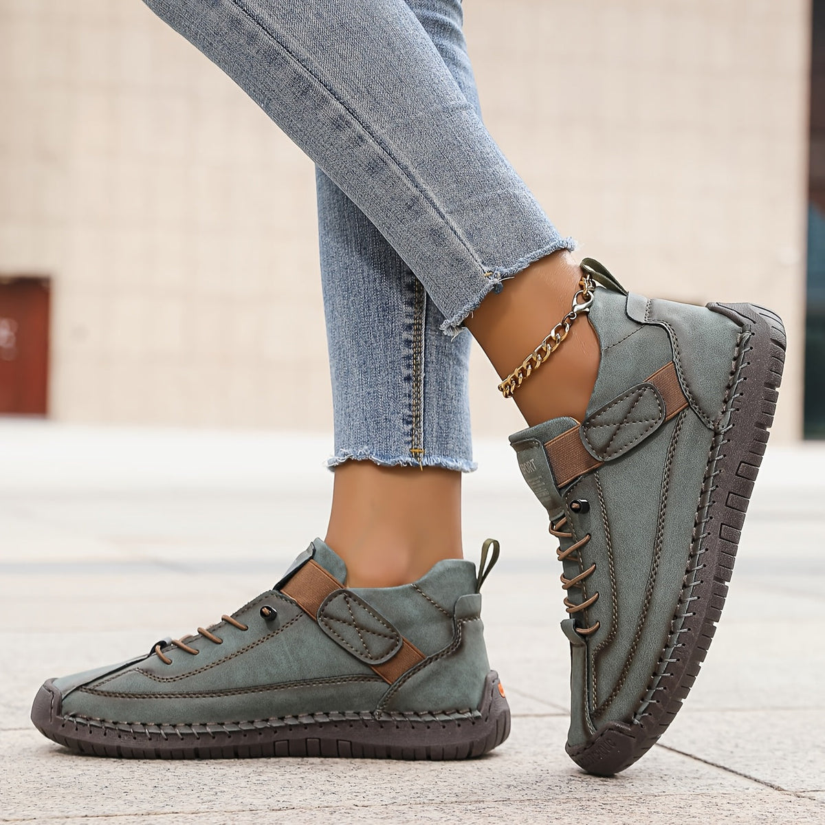 Women's lace-up high-top trainers with ankle strap and stitched panels