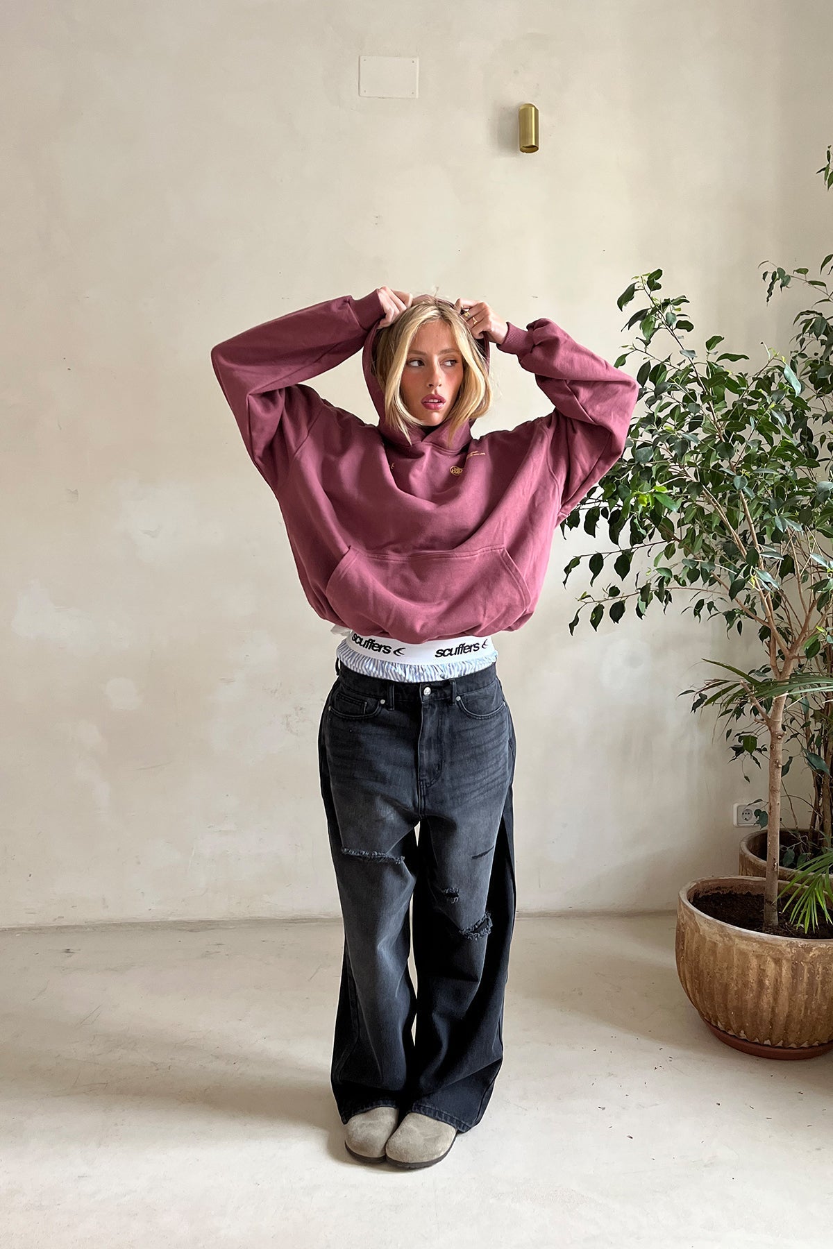 Women's cropped hooded hoodie with long sleeves and front pouch pocket
