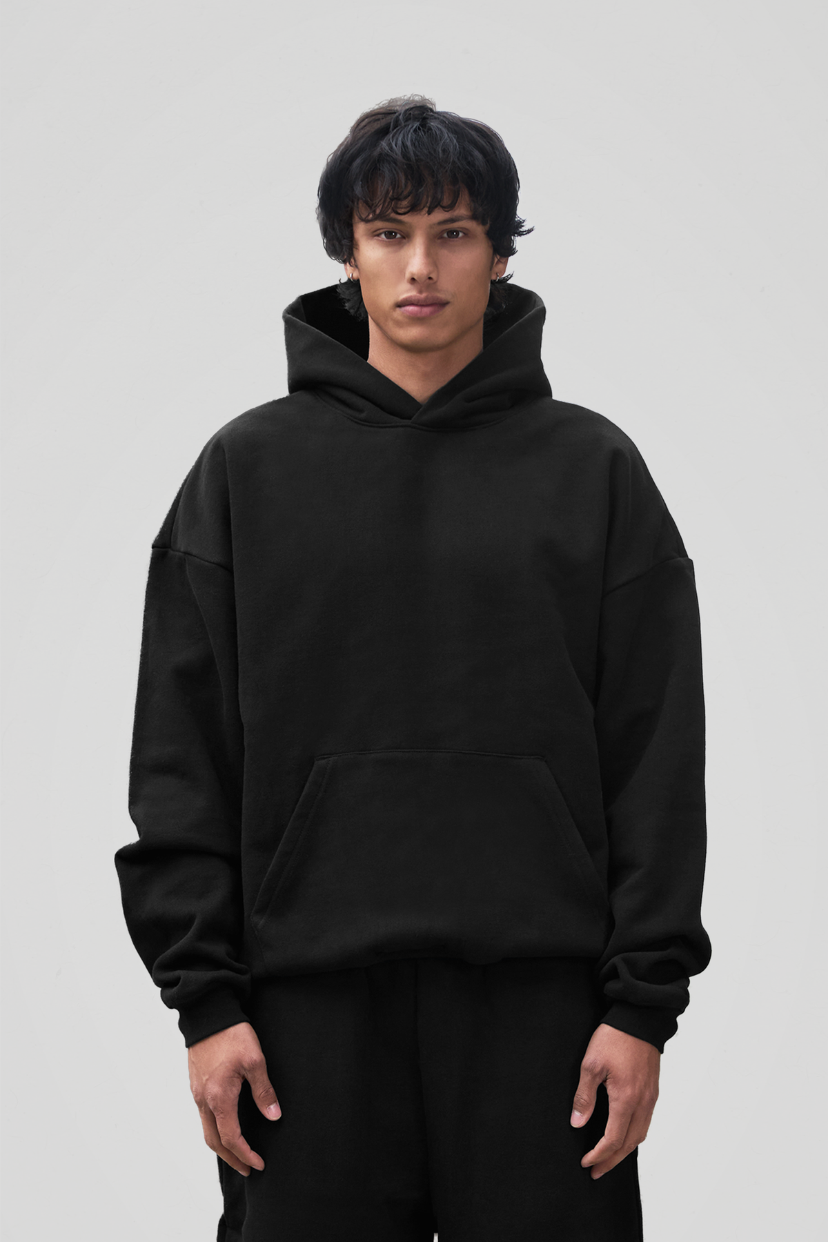 Men's plain black oversized pullover hoodie with hood and kangaroo pocket