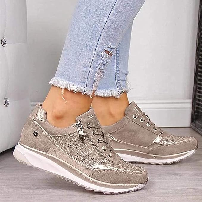 Women's low-top zip-up trainers with laces, perforated panels and textured white soles