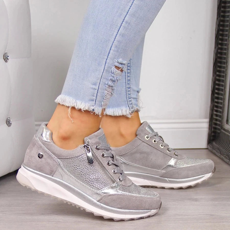 Women's low-top zip-up trainers with laces, perforated panels and textured white soles