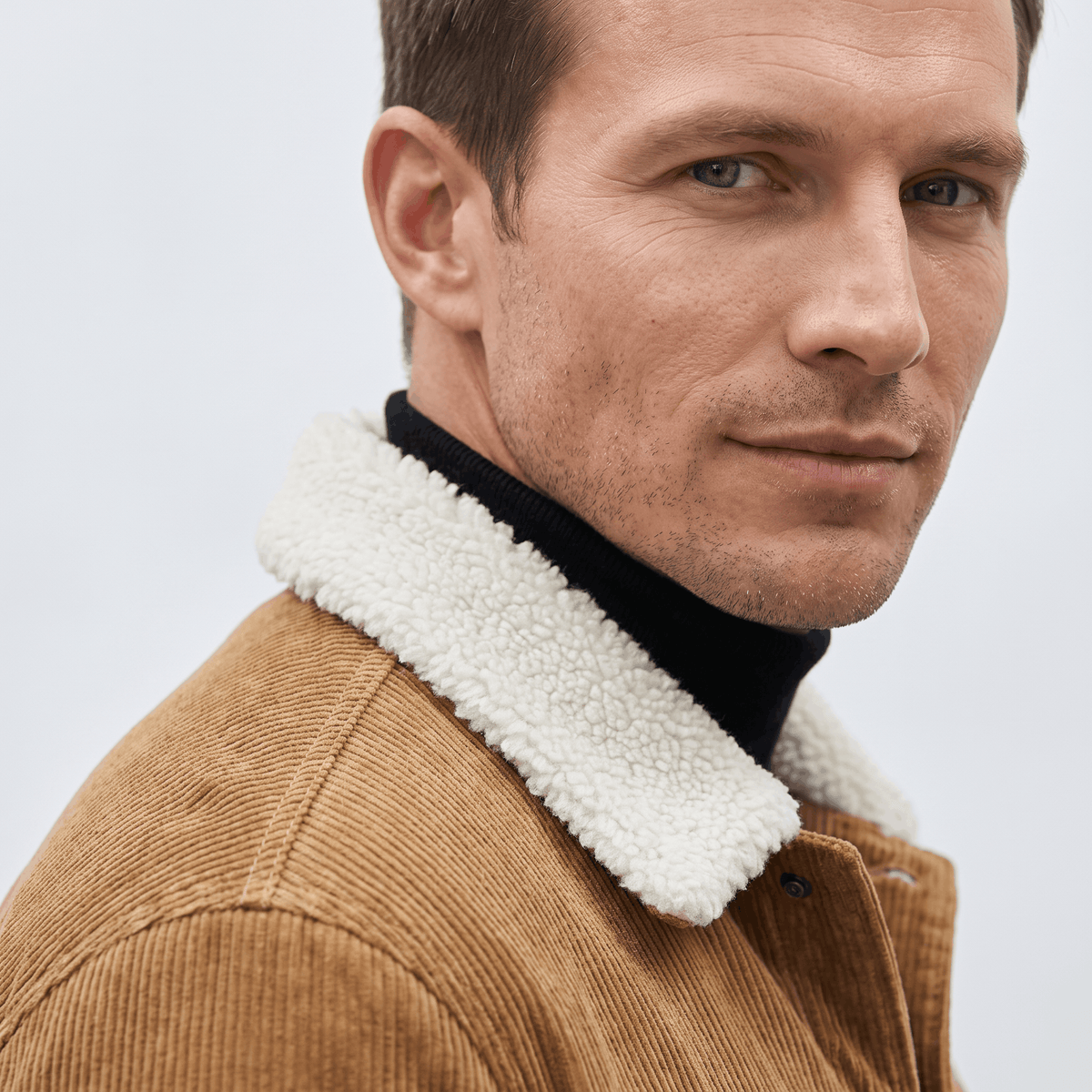 Men's corduroy jacket with contrasting sherpa collar, button front and chest pockets