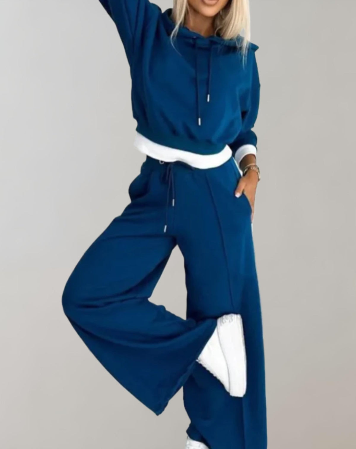 Women's hooded jogging suit set with cropped top and wide-leg trousers