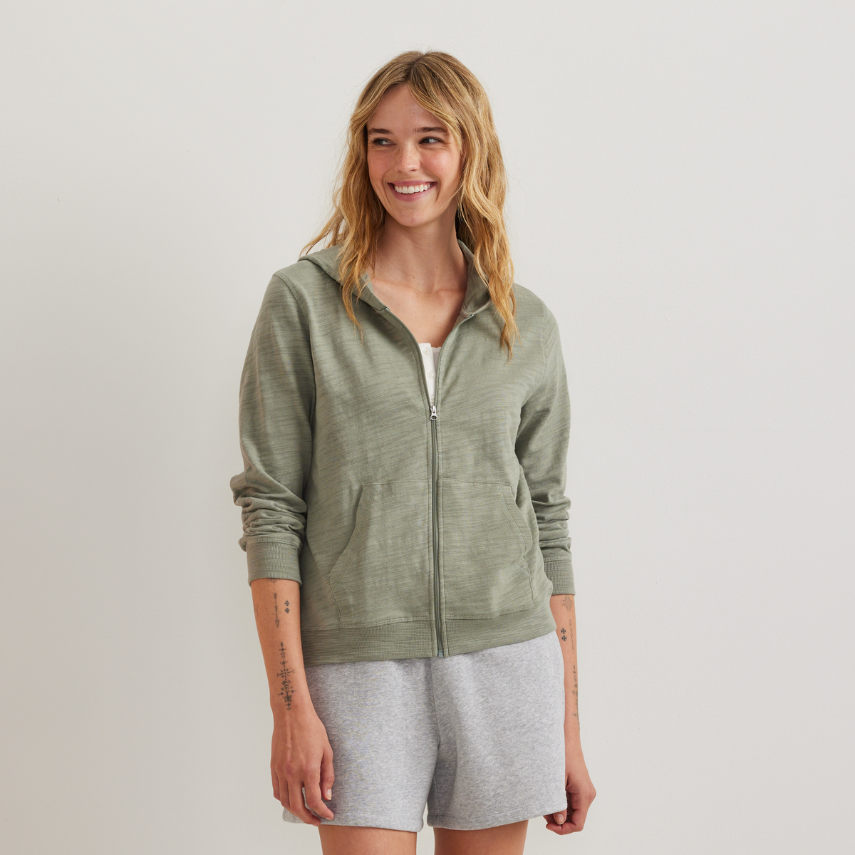Women's hooded full-zip slub sweatshirt with long sleeves and front pockets