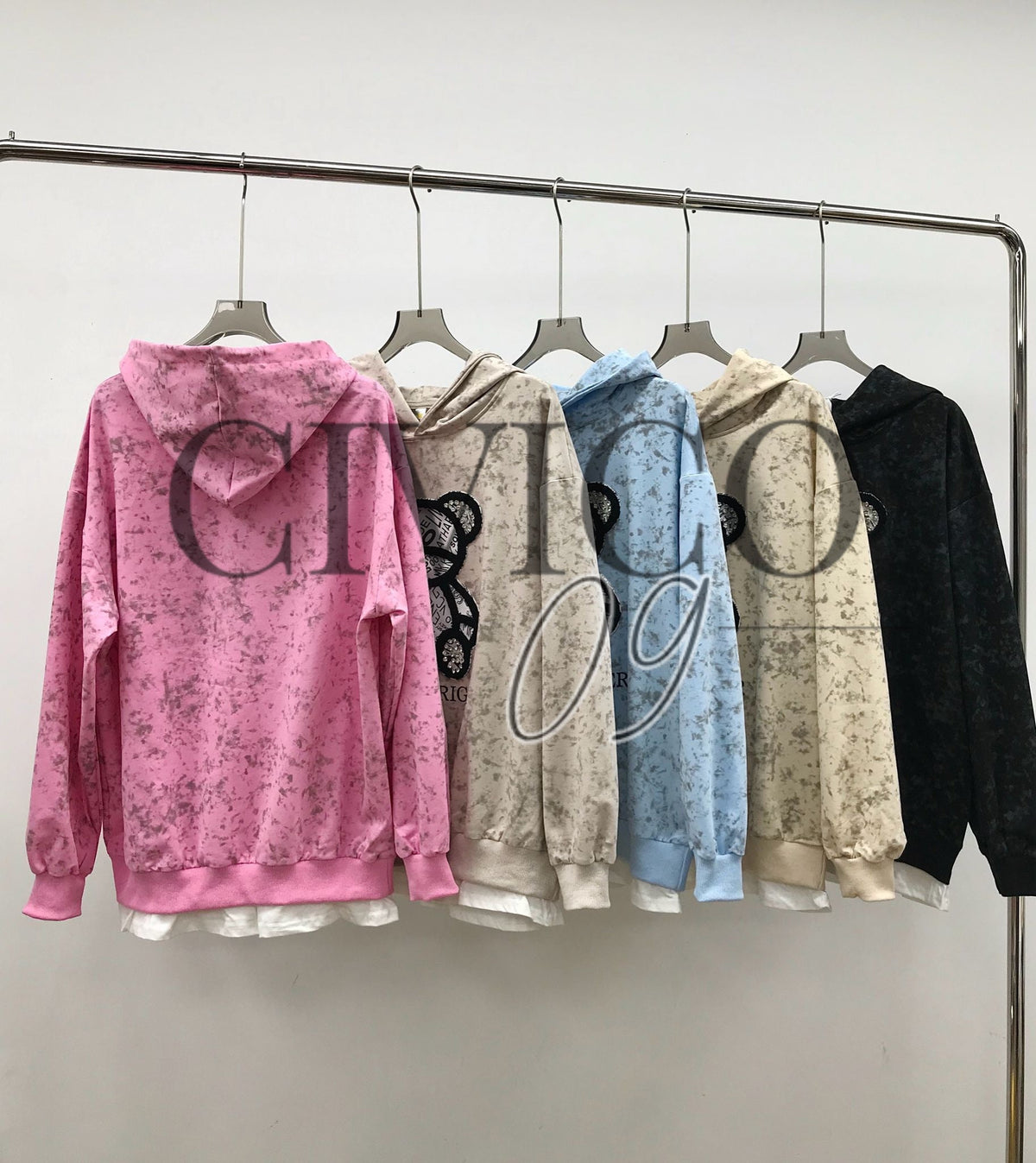 Women's oversized hooded sweatshirt with bear graphic, long sleeves and ribbed trims