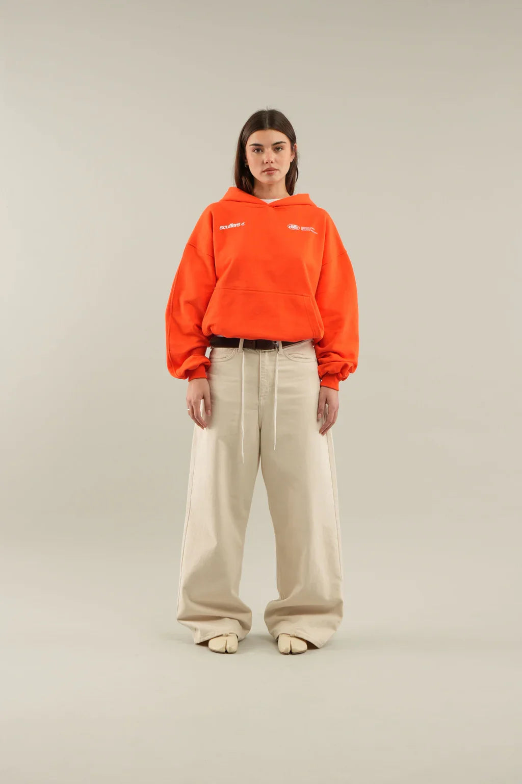 Women's cropped hooded hoodie with long sleeves and front pouch pocket