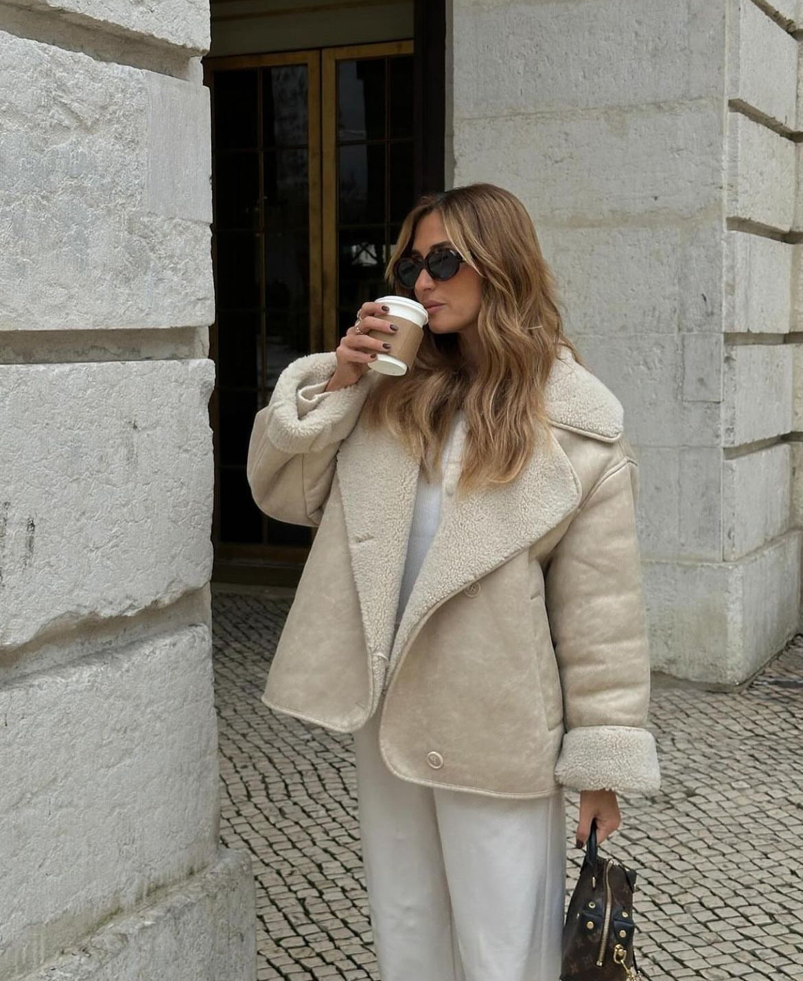 Women's oversized jacket with wide shearling-style collar, long sleeves and front buttons