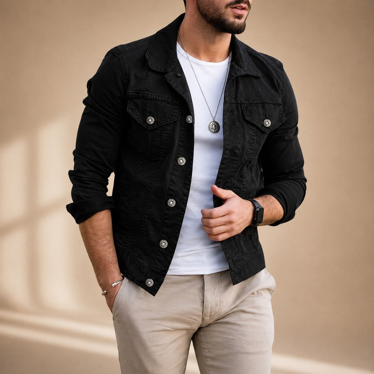 Men's collared utility jacket with long sleeves, button front and flap pockets