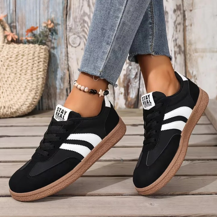 Women's low-top striped lace-up trainers with round toes and flat textured soles