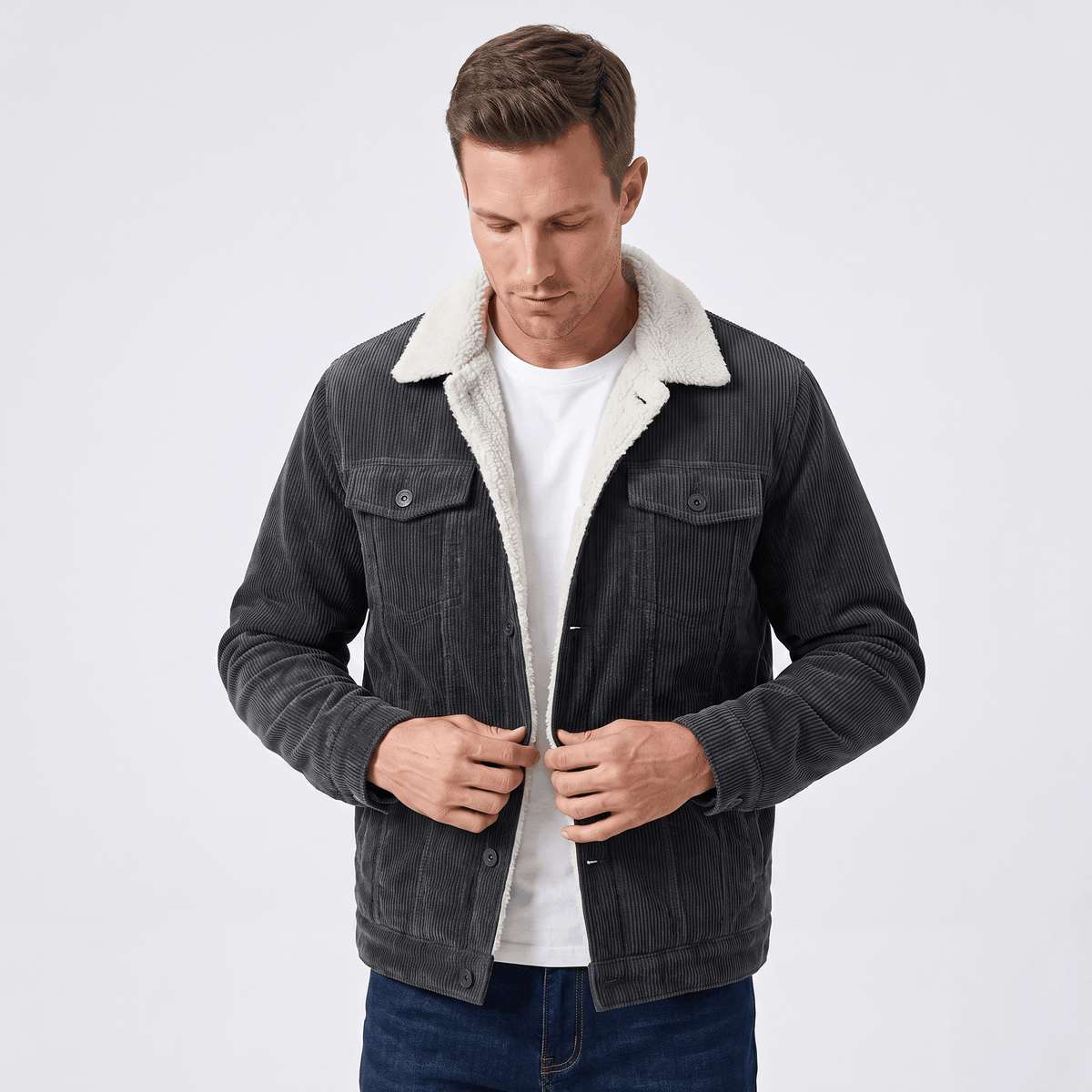 Men's corduroy jacket with sherpa-lined collar, long sleeves and buttoned pockets