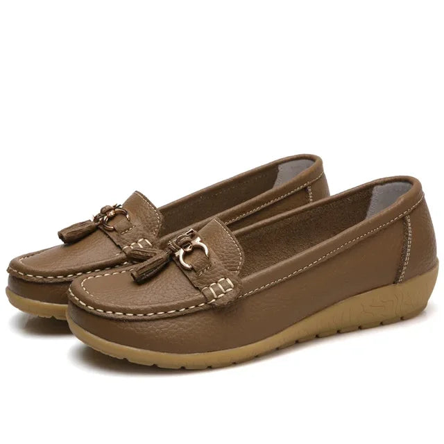 Women's slip-on loafers with tassels, metal ornaments and flat gum-coloured soles