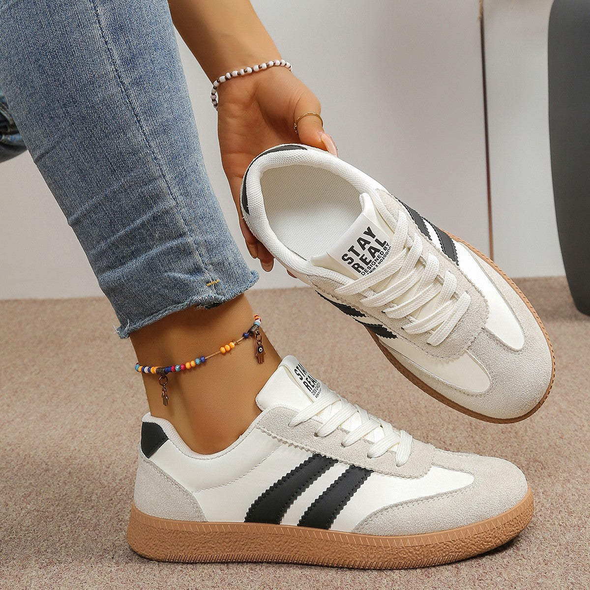 Women's low-top striped lace-up trainers with round toes and flat textured soles