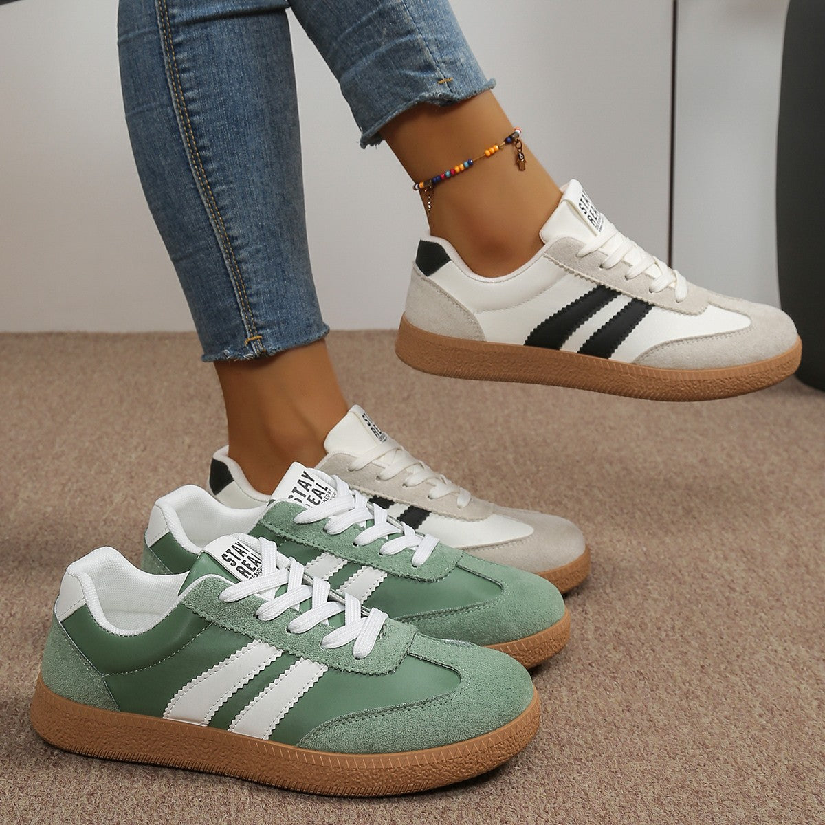 Women's low-top striped lace-up trainers with round toes and flat textured soles