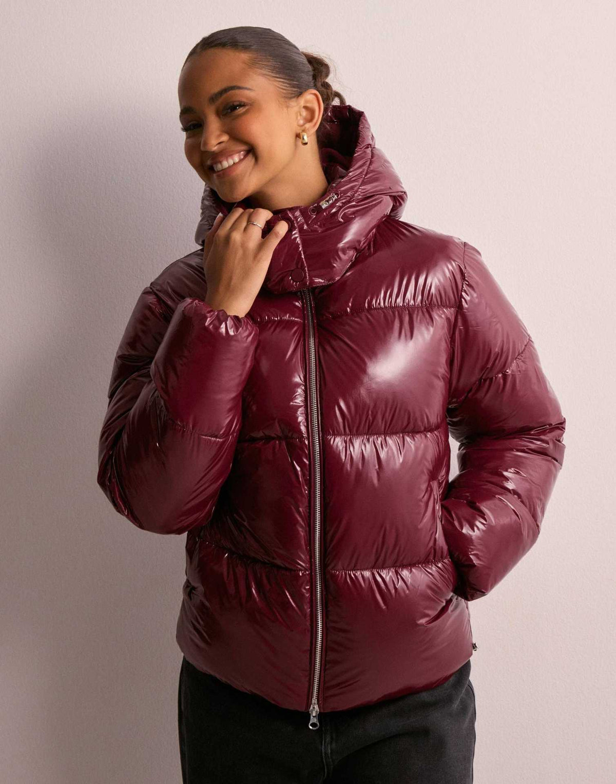 Women's glossy quilted puffer jacket with hood and front zip
