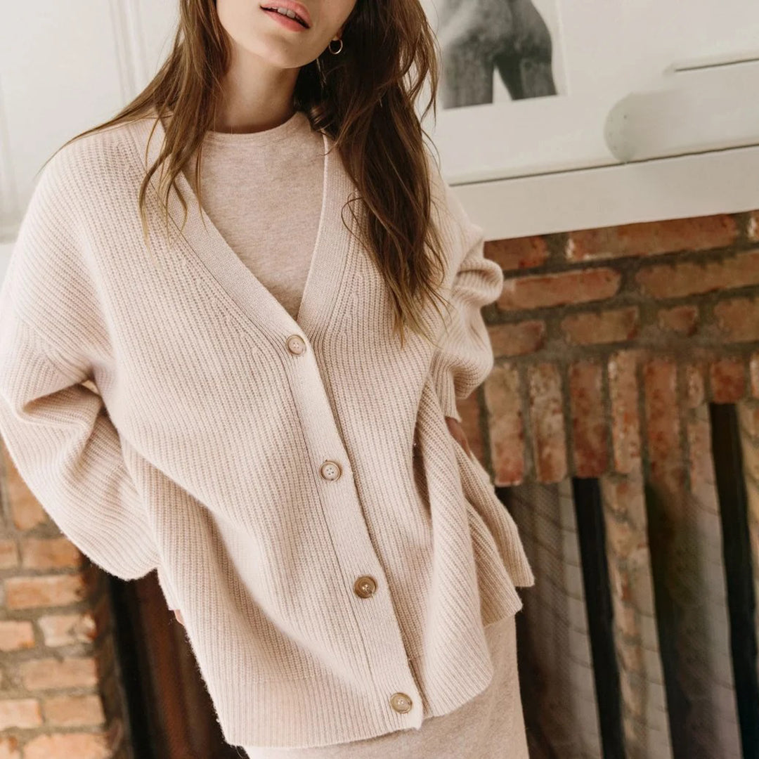 Women's oversized ribbed V-neck cardigan with long sleeves and button front