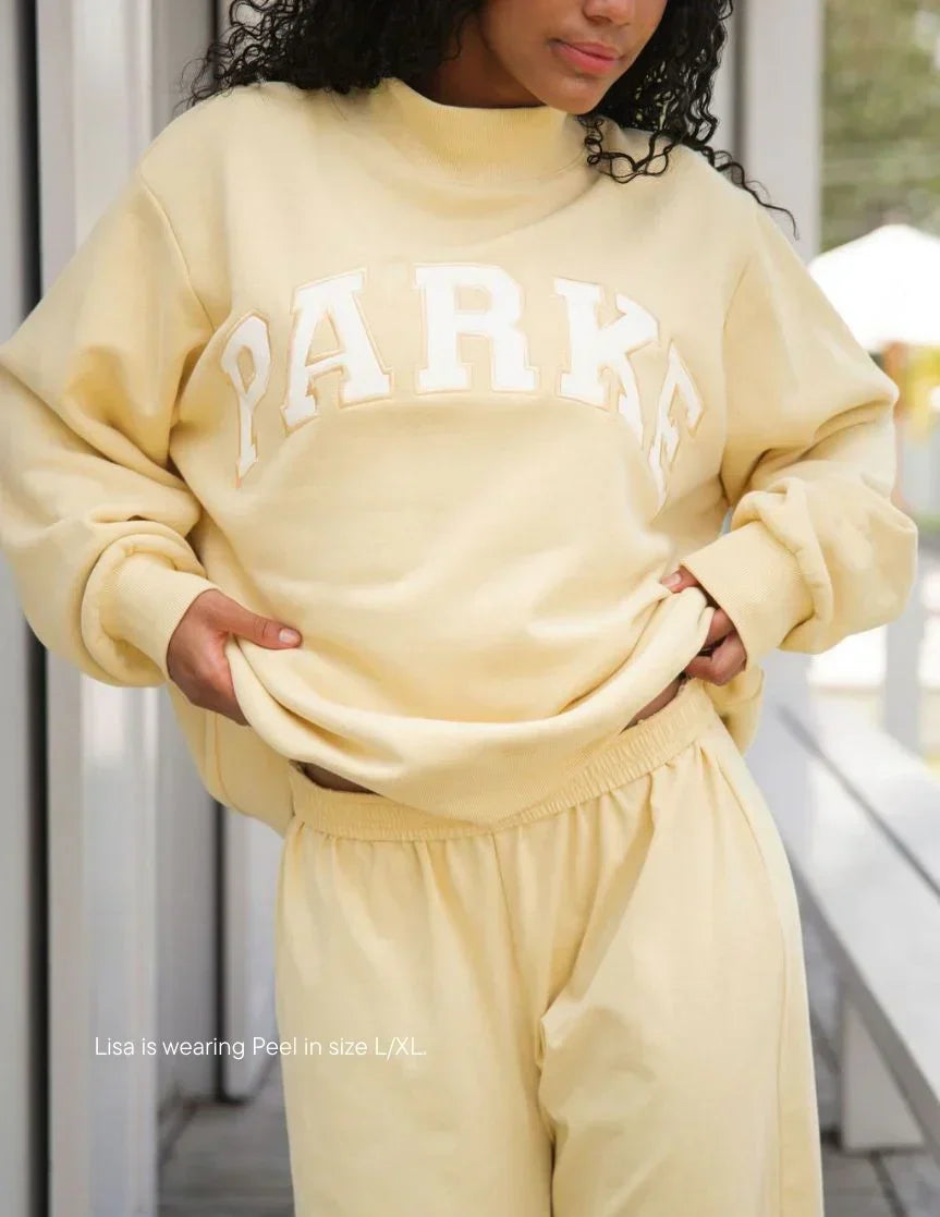 Women's oversized sweatshirt with contrasting chest lettering and long sleeves