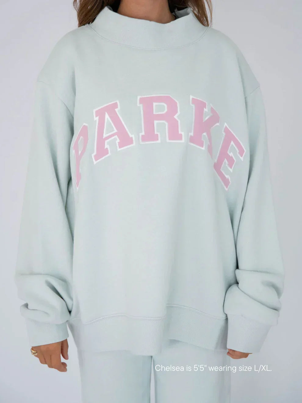 Women's oversized sweatshirt with contrasting chest lettering and long sleeves