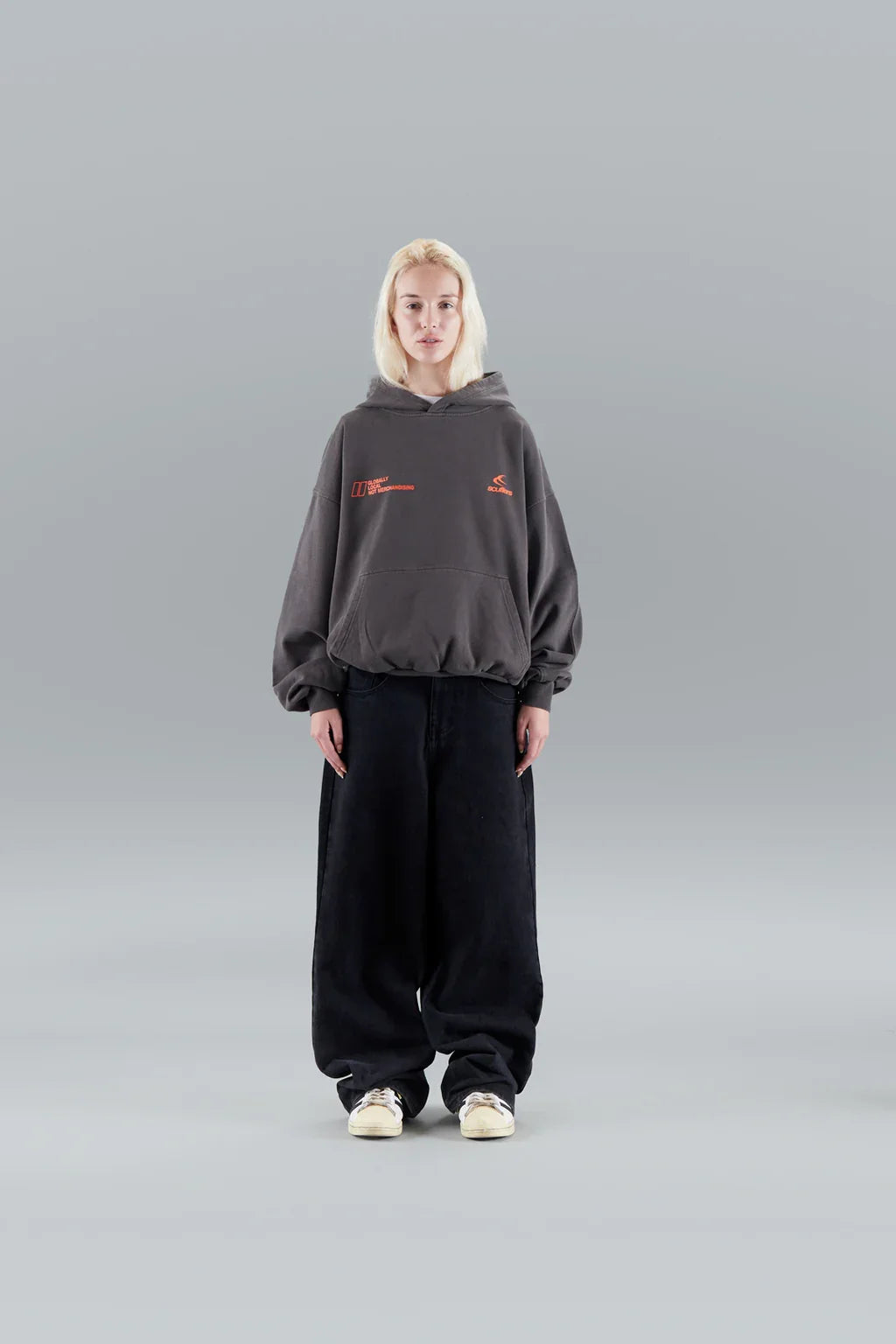 Women's hooded sweatshirt with long sleeves, kangaroo pocket and chest graphics