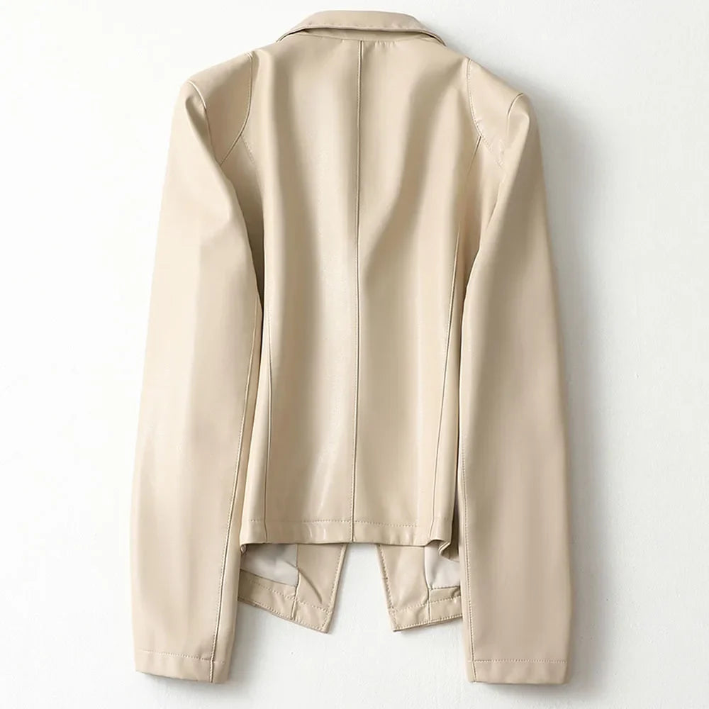 Women's tailored blazer with notched lapels, long sleeves and welt pockets