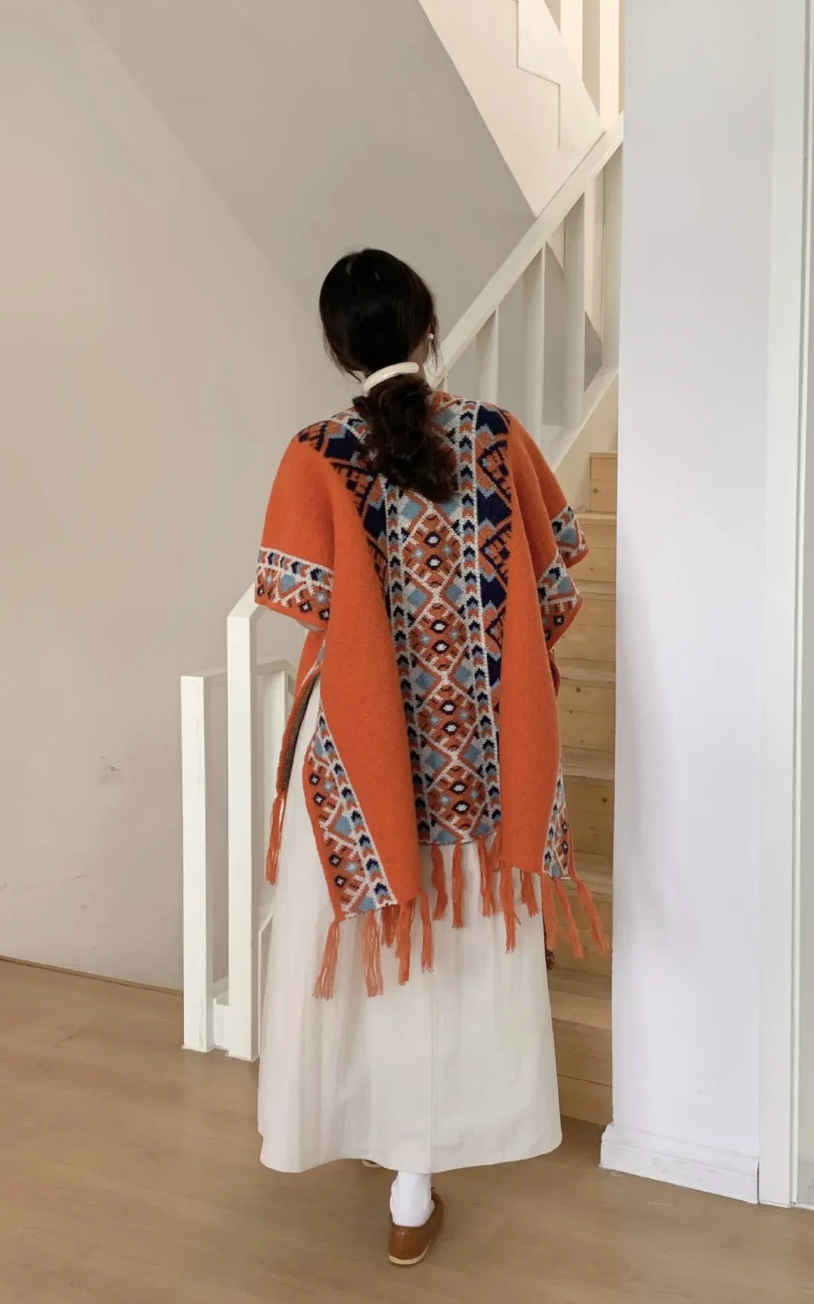 Women's geometric patterned cardigan with short sleeves and fringed edges