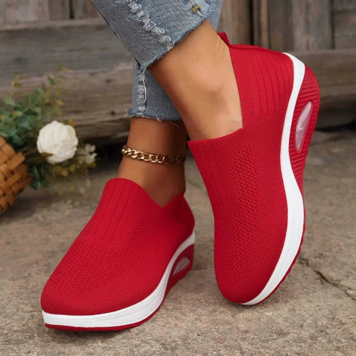 Women's plain slip-on trainers with round toes and raised soles