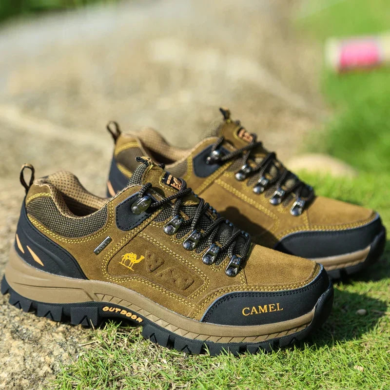 Low-cut lace-up hiking boots with round toes and treaded soles