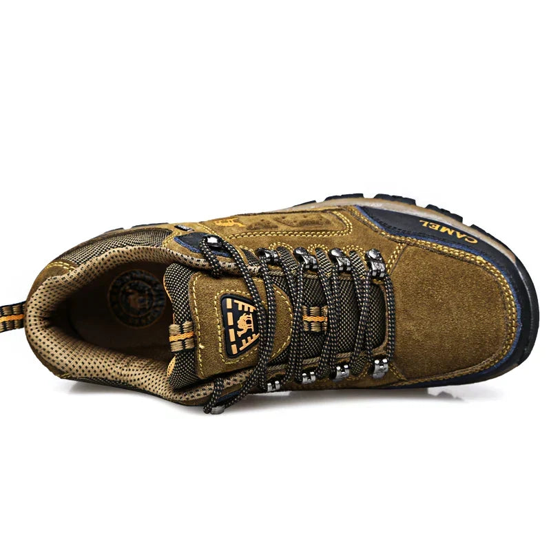 Low-cut lace-up hiking boots with round toes and treaded soles