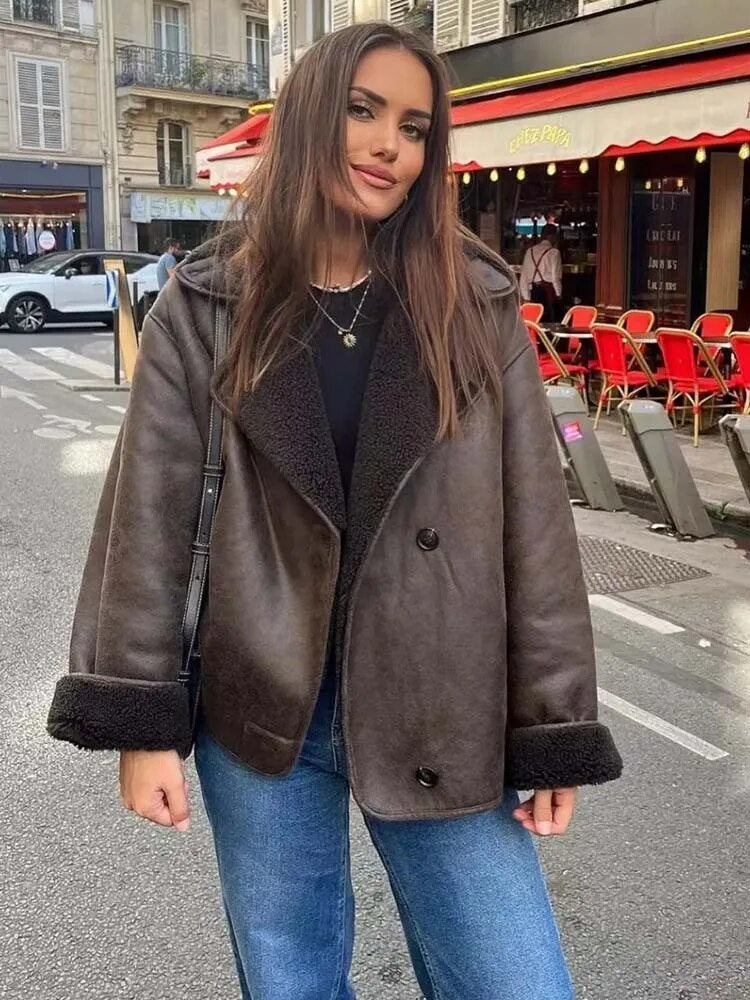 Women's oversized jacket with wide shearling-style collar, long sleeves and front buttons