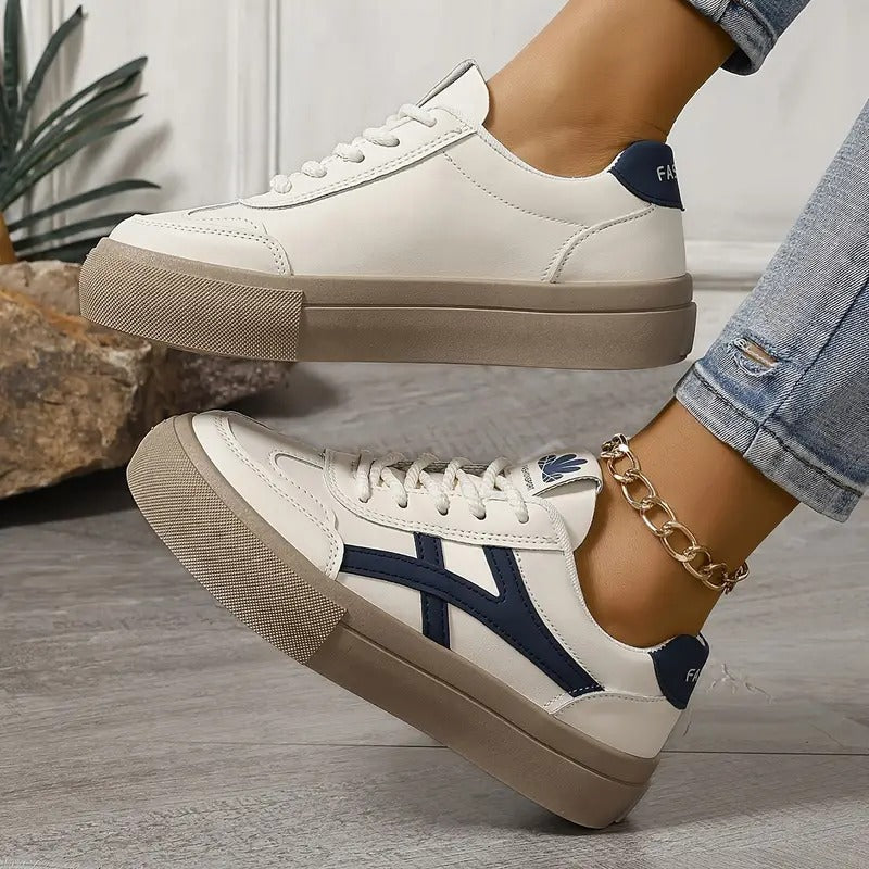 Women's retro lace-up trainers with geometric side stripes and flat soles