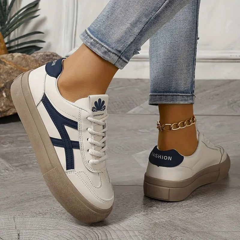 Women's retro lace-up trainers with geometric side stripes and flat soles