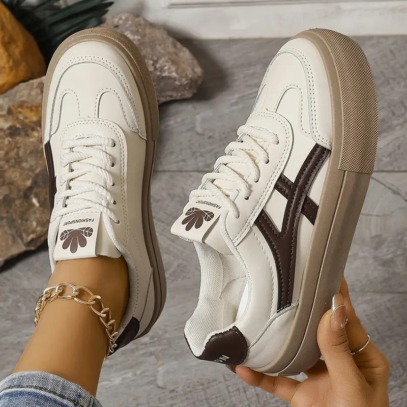 Women's retro lace-up trainers with geometric side stripes and flat soles
