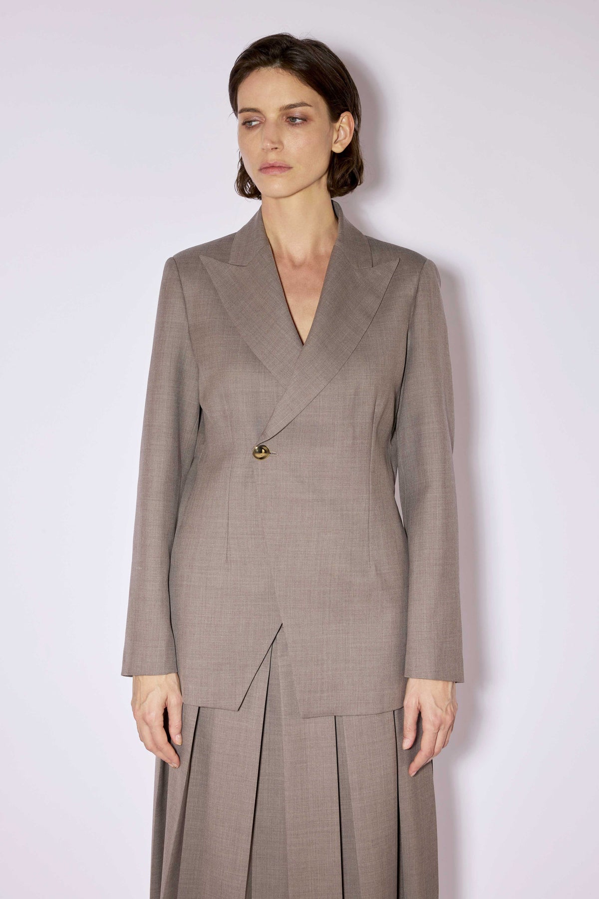Women's brown tailored blazer with notched lapels and long sleeves