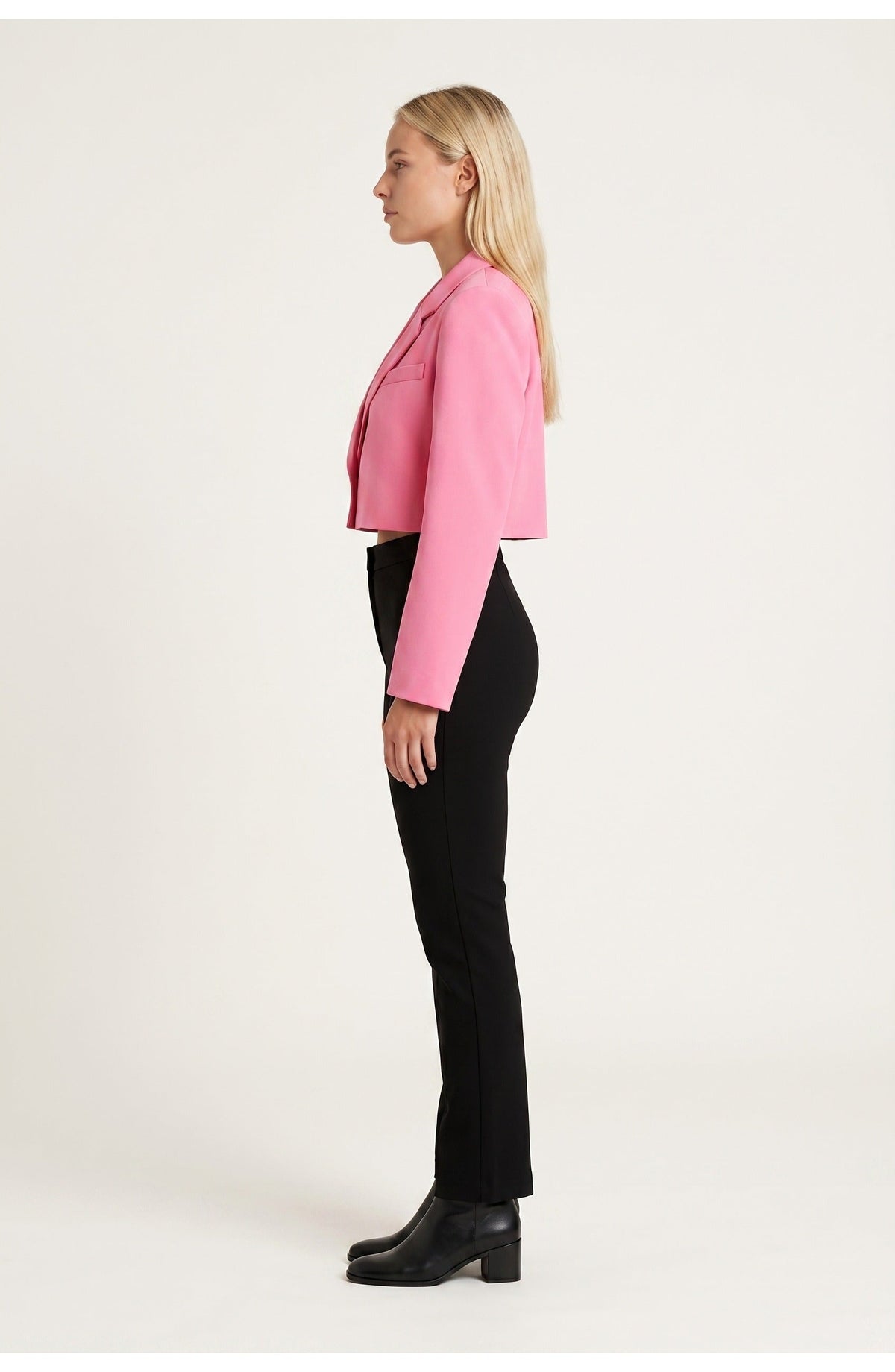 Women's cropped blazer with notched lapels and long sleeves