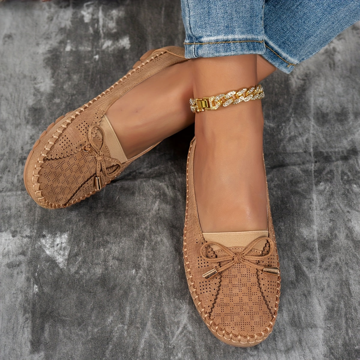 Women's textured loafers with bow ties and flat soles