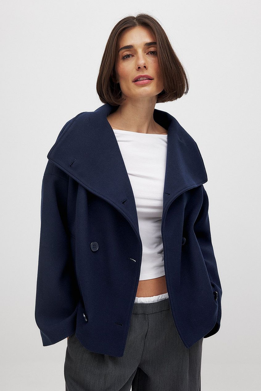 Women's cropped double-breasted jacket with wide lapels and long sleeves