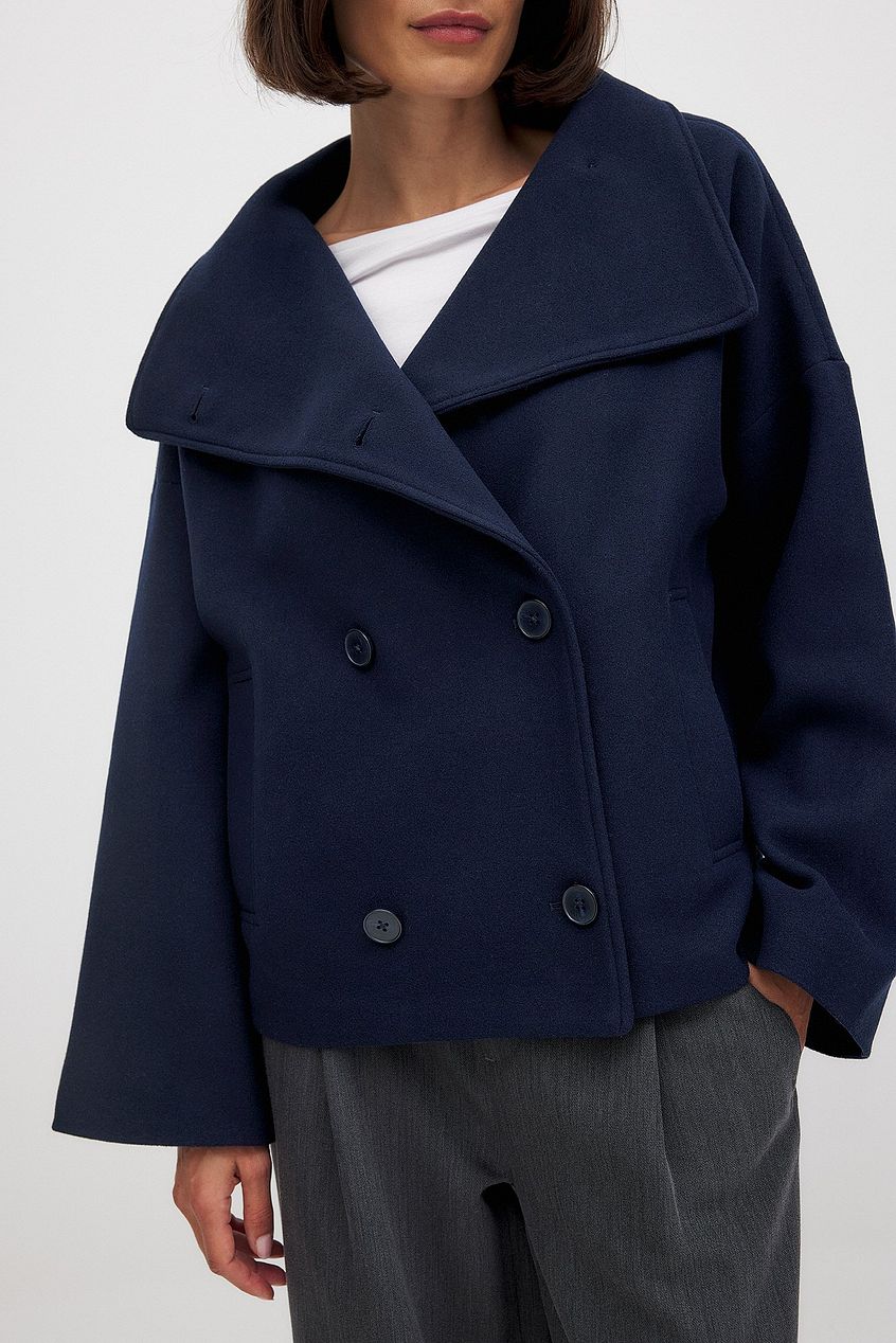 Women's cropped double-breasted jacket with wide lapels and long sleeves