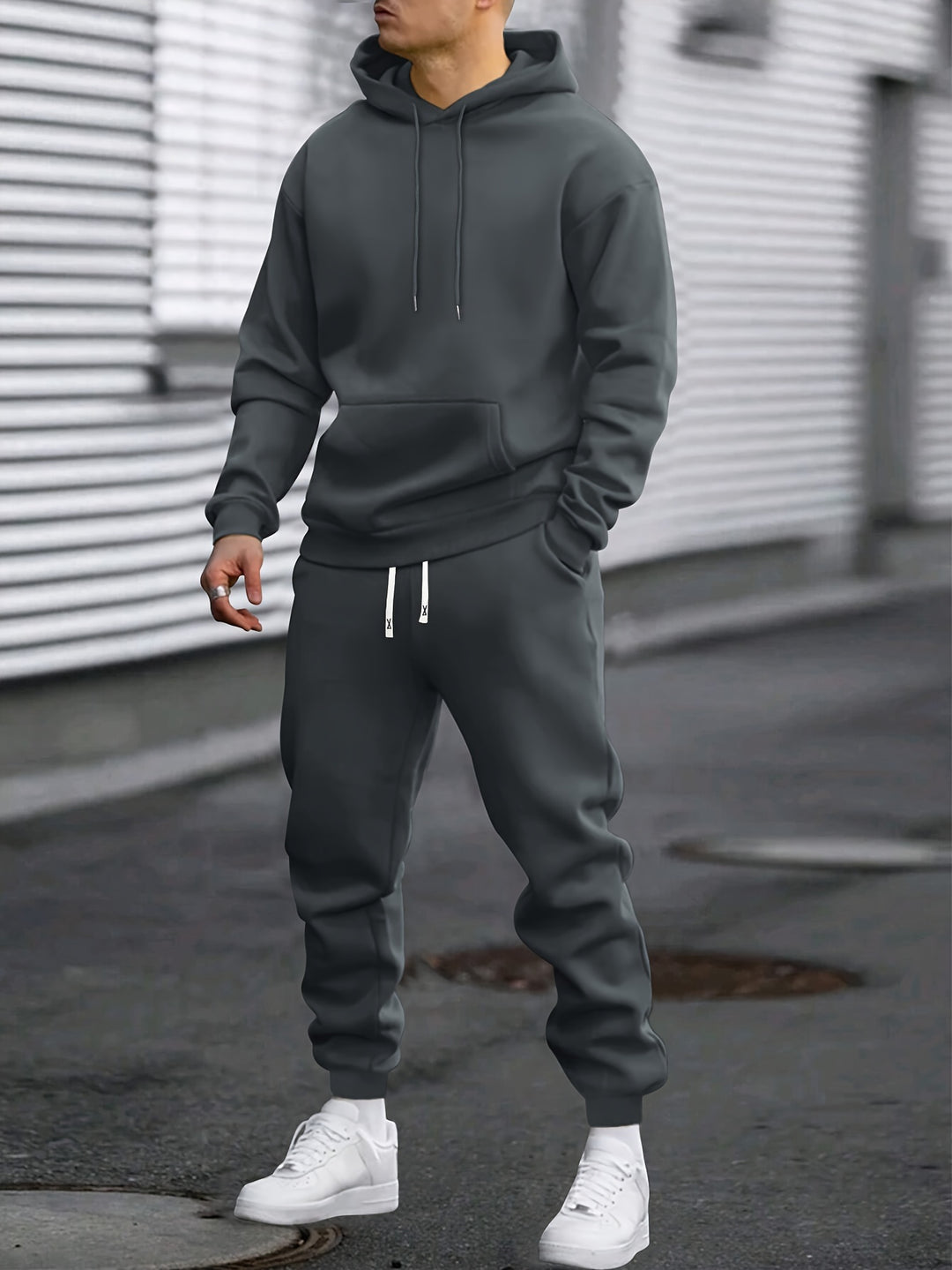 Men's hooded hoodie and jogger trousers set with drawstring details and tapered legs