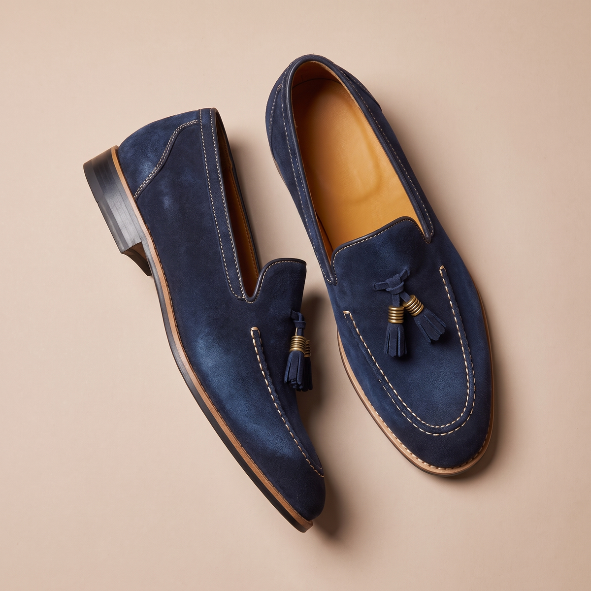 Men's tassel loafers with contrast stitching and low heels