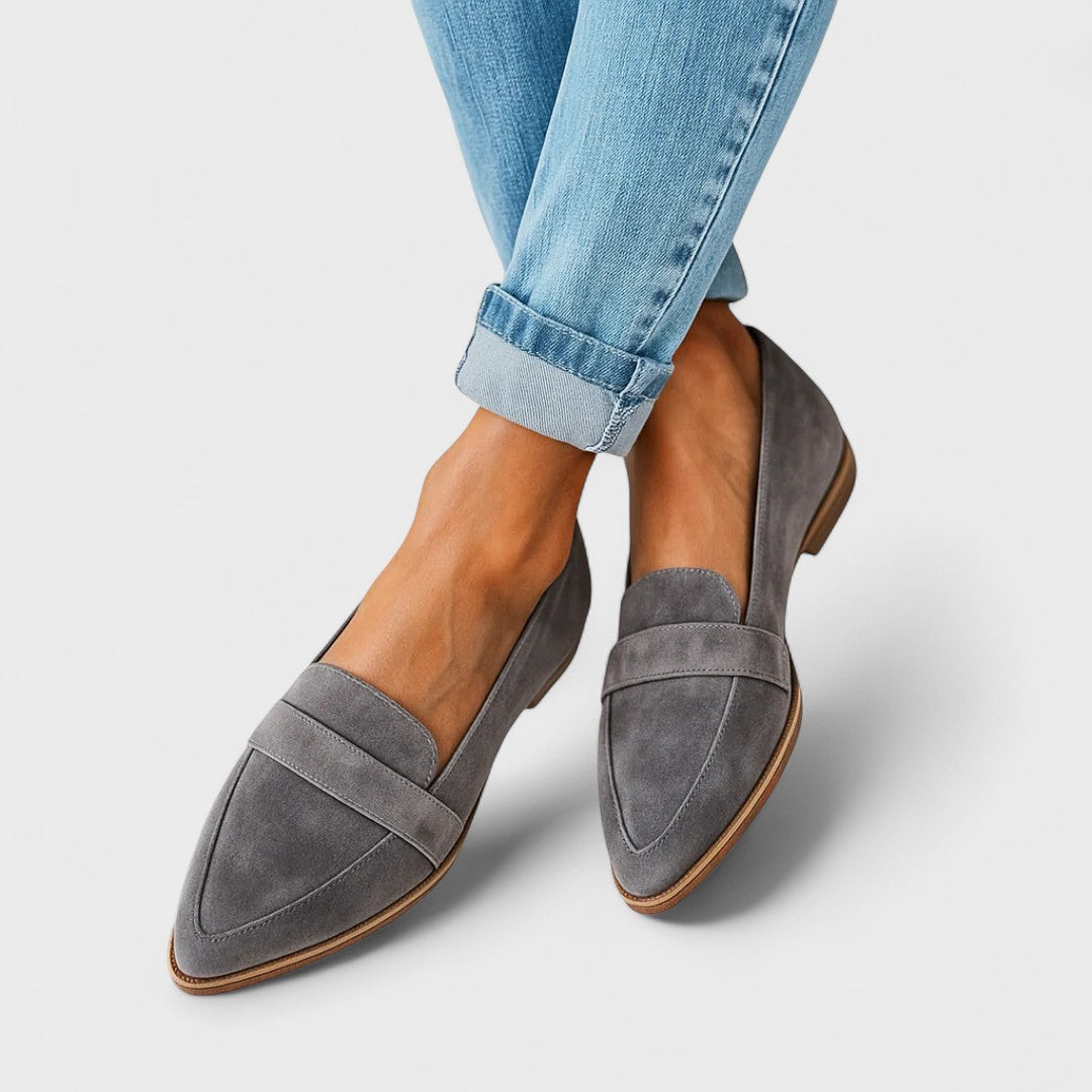 Women's pointed loafers with penny strap and low heel