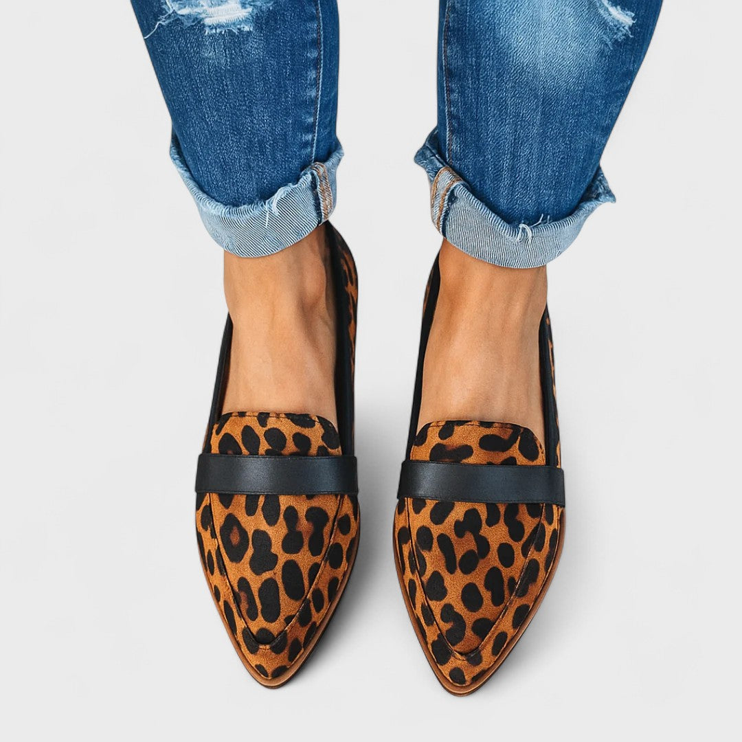 Women's pointed loafers with penny strap and low heel