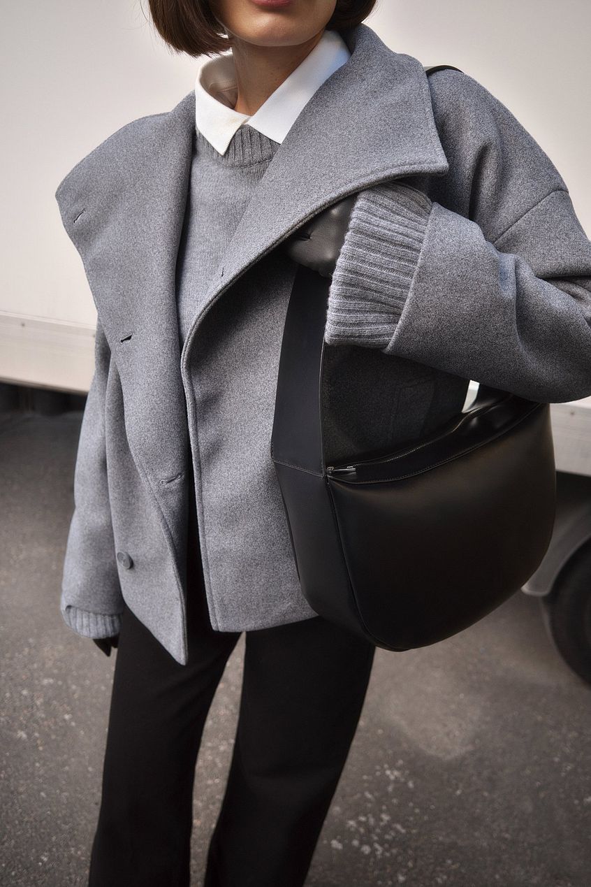 Women's cropped double-breasted jacket with wide lapels and long sleeves