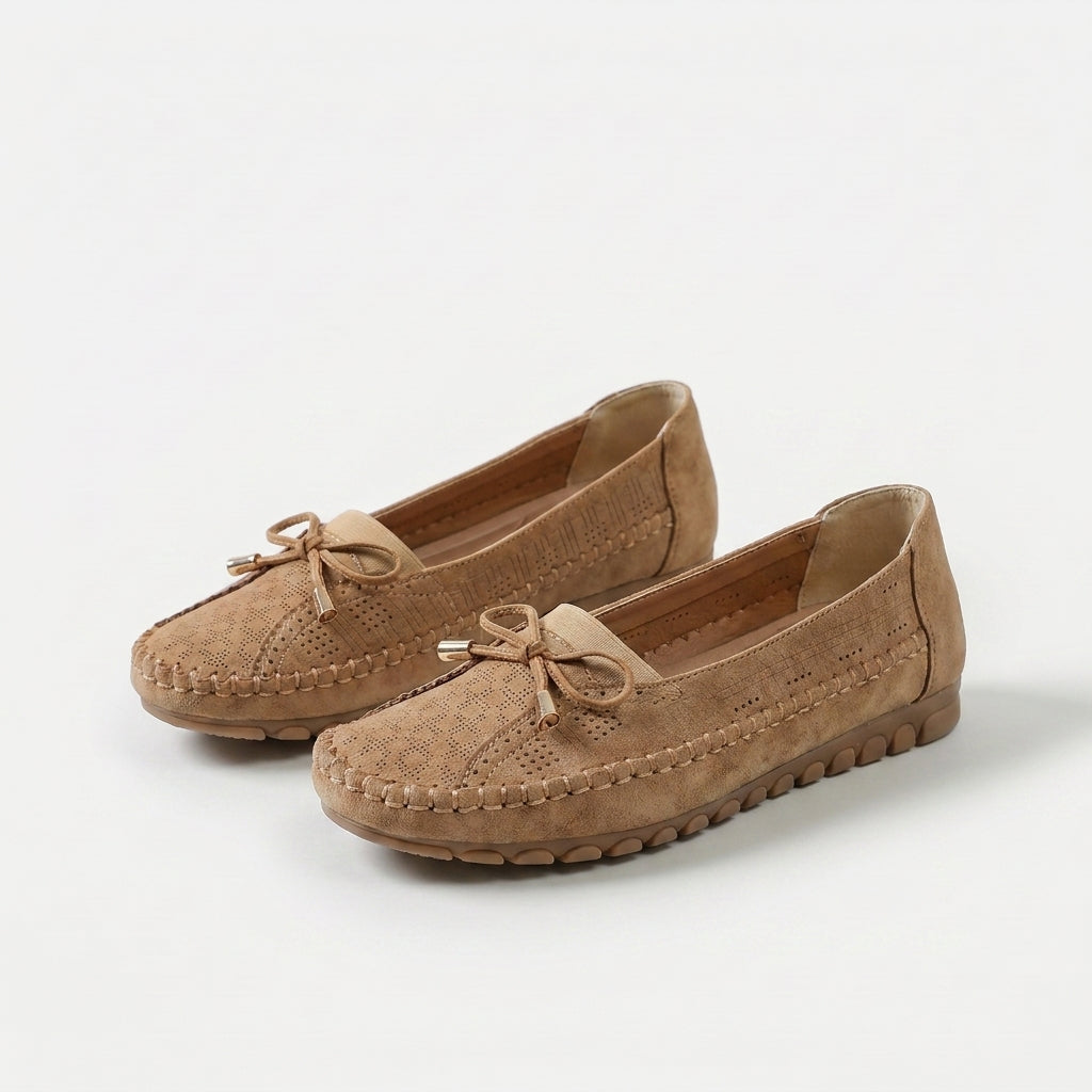 Women's textured loafers with bow ties and flat soles